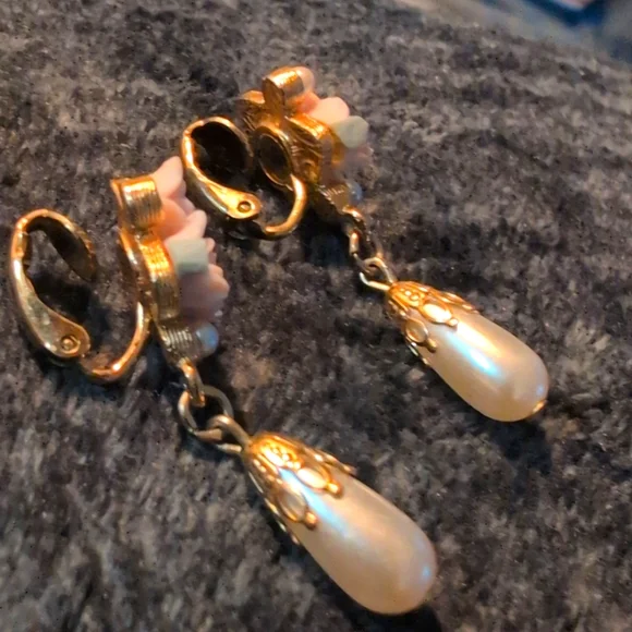 1928 Mini Floral Clip Earings - Picture 2 of 4